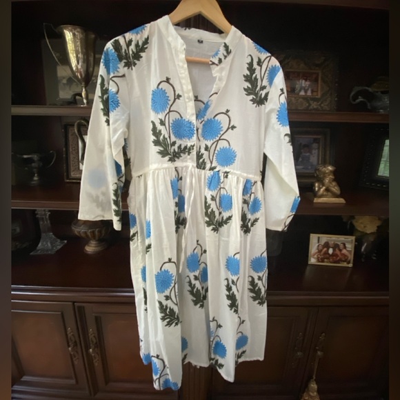Dresses & Skirts - Floral White and Blue Block Print Dress